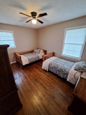 Bedroom 2-2 Twin Beds
