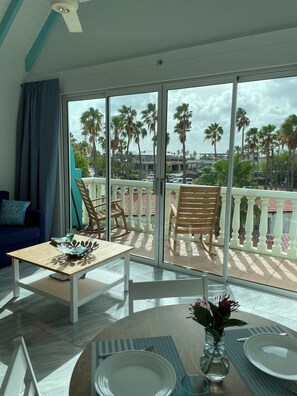 Living room with sunset views. Fully air conditioned!
