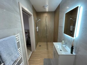Extra wide deluxe en-suite shower room