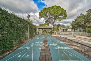Shuffleboard, tennis, and basketball are all available