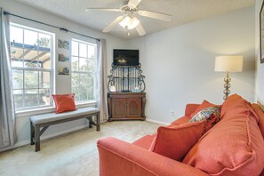 Living Room | Queen Sleeper Sofa | Free WiFi | Central A/C & Heat