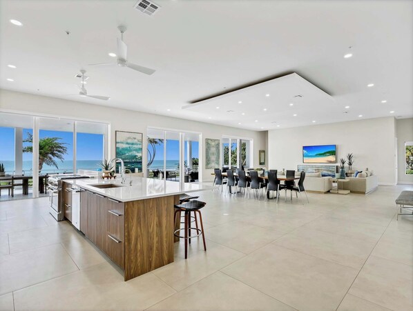Expansive living area overlooking the Gulf of Mexico