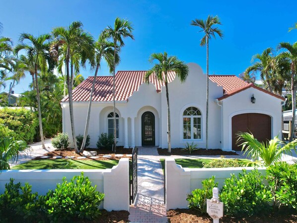 Casa Captiva! Front Exposure of Home