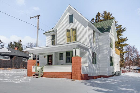 Washburn Vacation Rental | 3BR | 3BA | 2,000 Sq Ft | 4 Steps to Enter