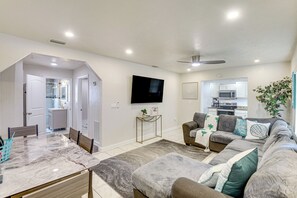 Living Room | Free WiFi | Central A/C & Heat | Dining Table