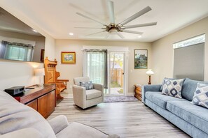 Living Room | Queen Sleeper Sofa | Free WiFi | Central A/C & Heat
