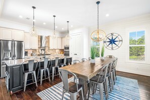 Fully equipped kitchen, modern appliances.