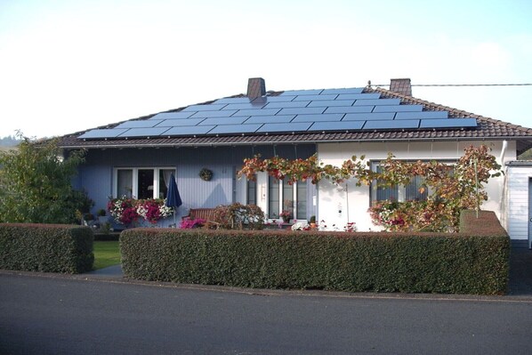 Außenseite Ferienhaus [Sommer]