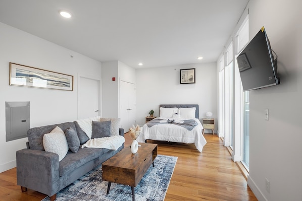 Welcome to Liberty Square!
We’re excited to host you! Each unit features comfortable queen beds, 40-42” TVs, in-unit washer/dryers, and versatile tables that double as work-from-home stations. Enjoy your stay!