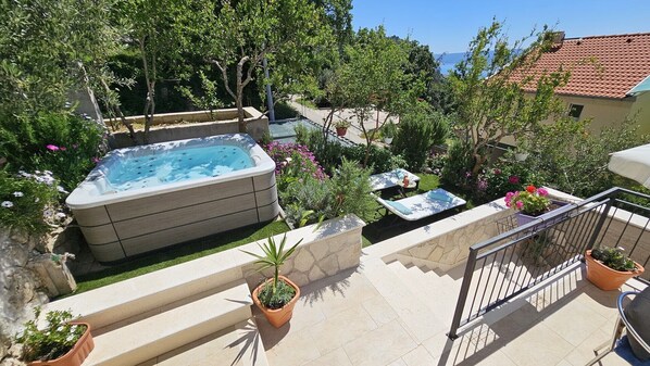 Outdoor spa tub