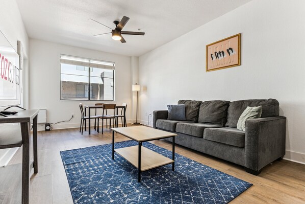 CozySuites Glendale  - Westgate w/ pool! 02