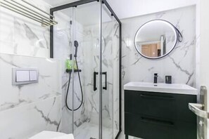Salle de bain avec douche (1)