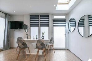  Salon avec coin repas et télévision 