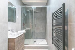 Salle de bain avec douche 