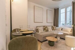 Salon avec coin repas 