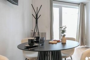 Salon avec coin repas 