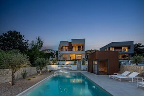 Luxury Villa Krk 2 Vrbnik with heated pool and jacuzzi
