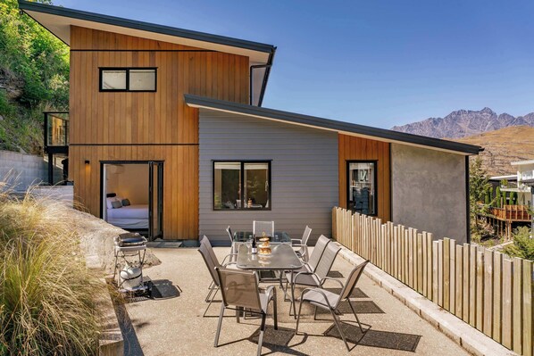 Stunning outdoor patio for entertaining and enjoying life while you soak up the amazing Queenstown life experience.