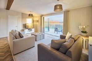 Hazelwood Deluxe Lodge, Low Gate - Host & Stay