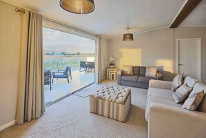 Hazelwood Deluxe Lodge, Low Gate - Host & Stay