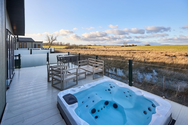 Juniper Deluxe Lodge, Low Gate - Host & Stay