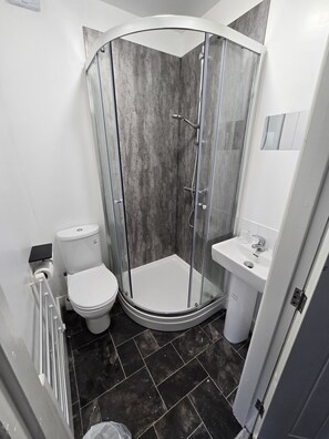 Room 6 Bathroom