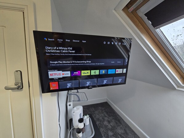 Room 5 32" smart TV