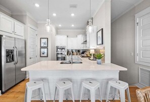 Seating for 4 at the counter