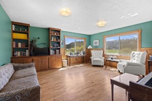 Secondary living room. 