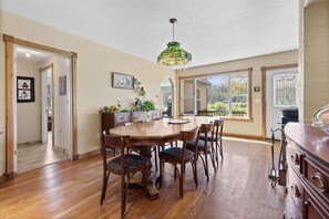 Secondary dining area. 
