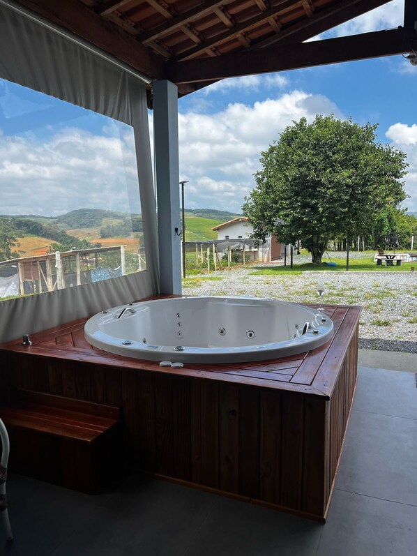 Outdoor spa tub