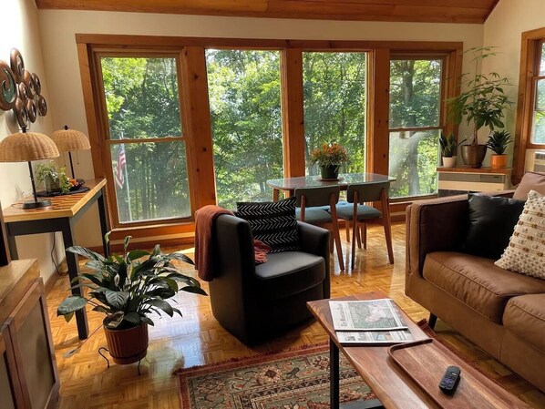 Easily Spoiled - RIPE in this main living area.