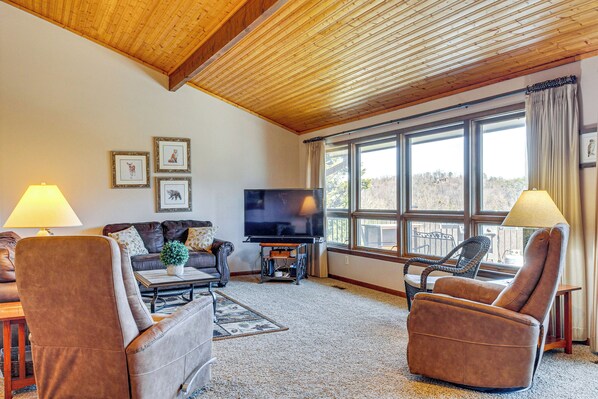 Gatlinburg Vacation Rental | 4BR | 3.5BA | 3,400 Sq Ft | 1 Step for Access