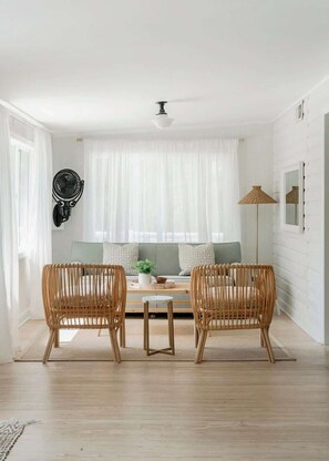 MAIN HOUSE - Sunroom