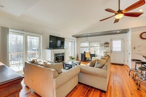 Living Room | Central A/C & Heating | Fireplace | Free WiFi | Single-Story Home