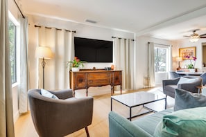 Living Room | Free WiFi | Central A/C & Heat | Smart TV