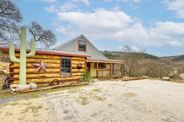 Tarpley Vacation Rental | 1BR | 2BA | 950 Sq Ft | 3 Steps Required