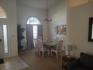 Dining room, seats 6
