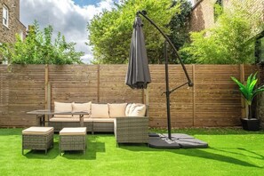 Private garden oasis with seating & BBQ – ideal for stylish outdoor dining.