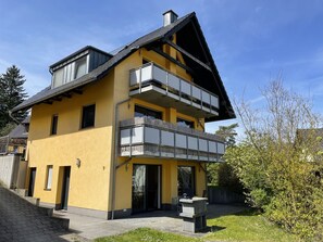Plante, Ciel, Bâtiment, Fenêtre, Nuage, Maison, Arbre, Zone Résidentielle, Immobilier, Façade
