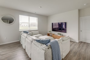 Family Room | 1st Floor | Smart TV | Free WiFi | Central A/C & Heating
