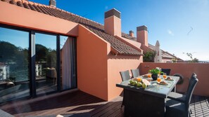The terrace is equipped with stylish outdoor furniture, ideal for enjoying breakfast or dinner while soaking in the breathtaking ocean and Funchal Bay views, creating a perfect dining experience. #outdoorfurniture #spacious