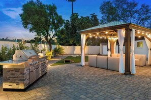 Professional 8 Burner BBQ Island has all the bells and whistles