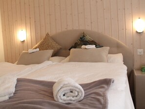 Möbel, Bett, Interior Design, Schlafzimmer, Fussboden, Wand, Bettdecke, Flooring, Bedding, Holz