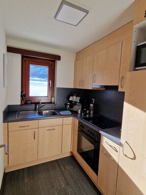 Flooring, Holz, Küche, Küchengerät, Interior Design, Cabinetry, Countertop, Fussboden, Möbel, Major Appliance