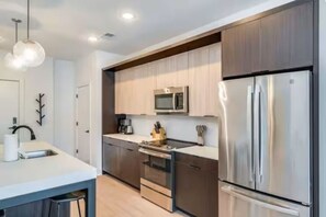 The kitchen’s open layout allows you to move freely as you prepare meals, with everything you need at your fingertips.