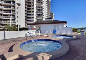 Dual hot tubs at Surfside