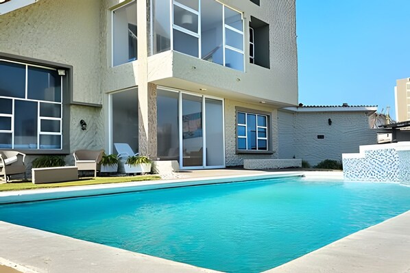 Swimming pool