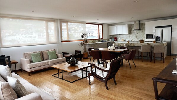Living, Dining & Kitchen Area (1)
