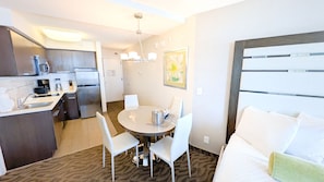 Cozy and fully equipped kitchen with a modern dining set for 4 guests!